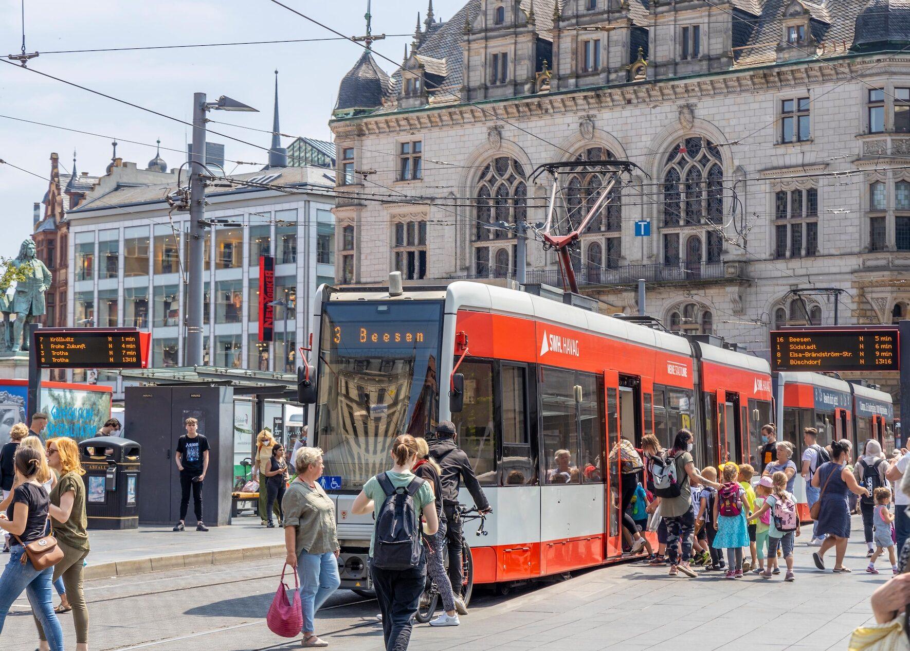 Straßenbahn am Marktplatz in Halle (Saale), einem der wichtigsten Zu- und Umstiegsorte der Stadt