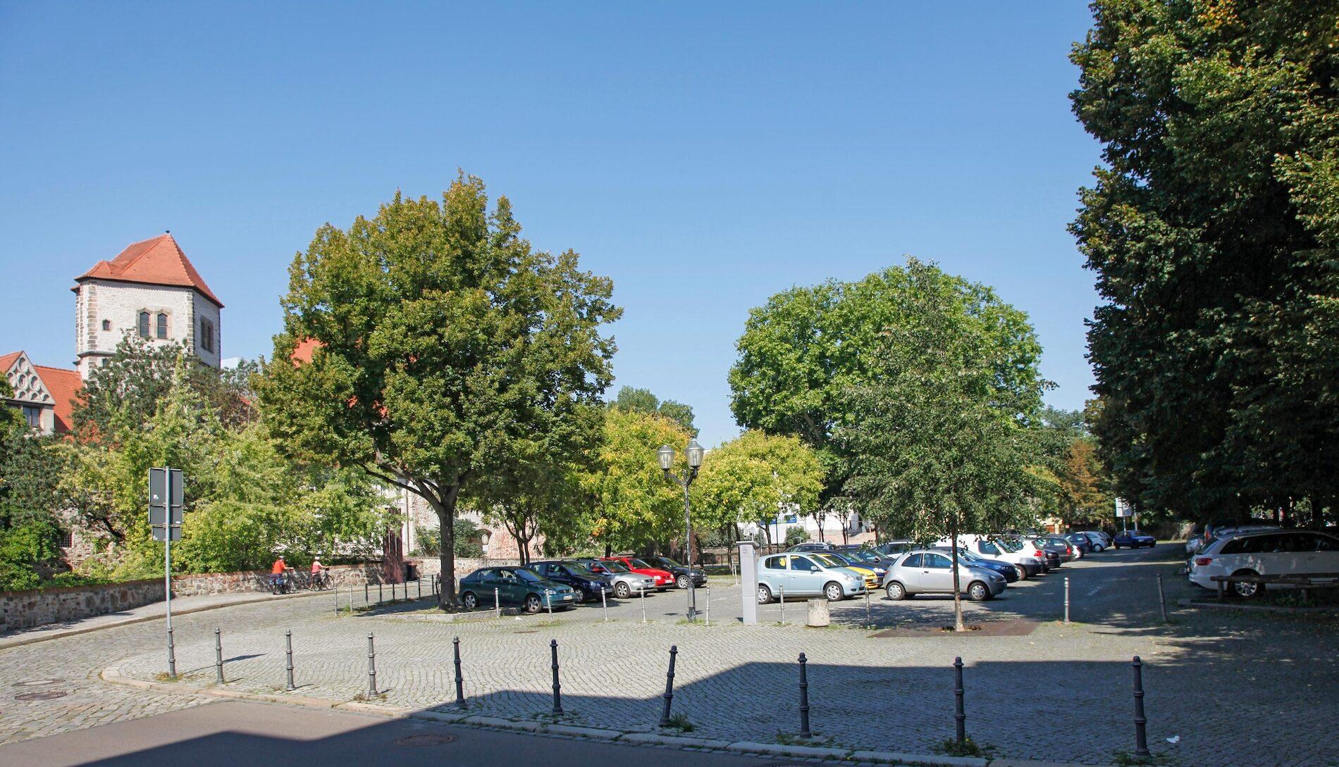 Blick auf den Parkplatz am Friedemann-Bach-Platz in Halle (Saale), links im Hintergrund die Moritzburg