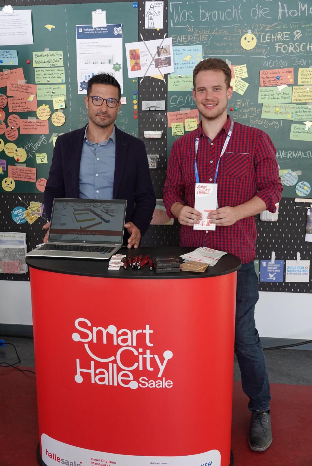 Andreas Blümner (l.) und Albert Steinbach am Smart-City-Stand bei den Merseburger Digitaltagen