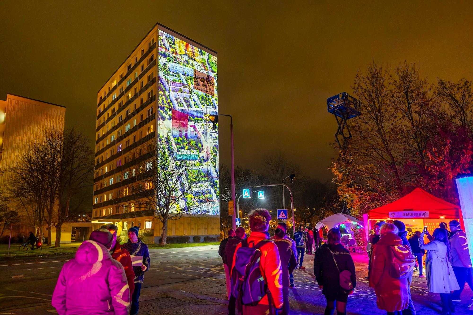 Blockparty in Halle-Neustadt mit illuminierten Flächen