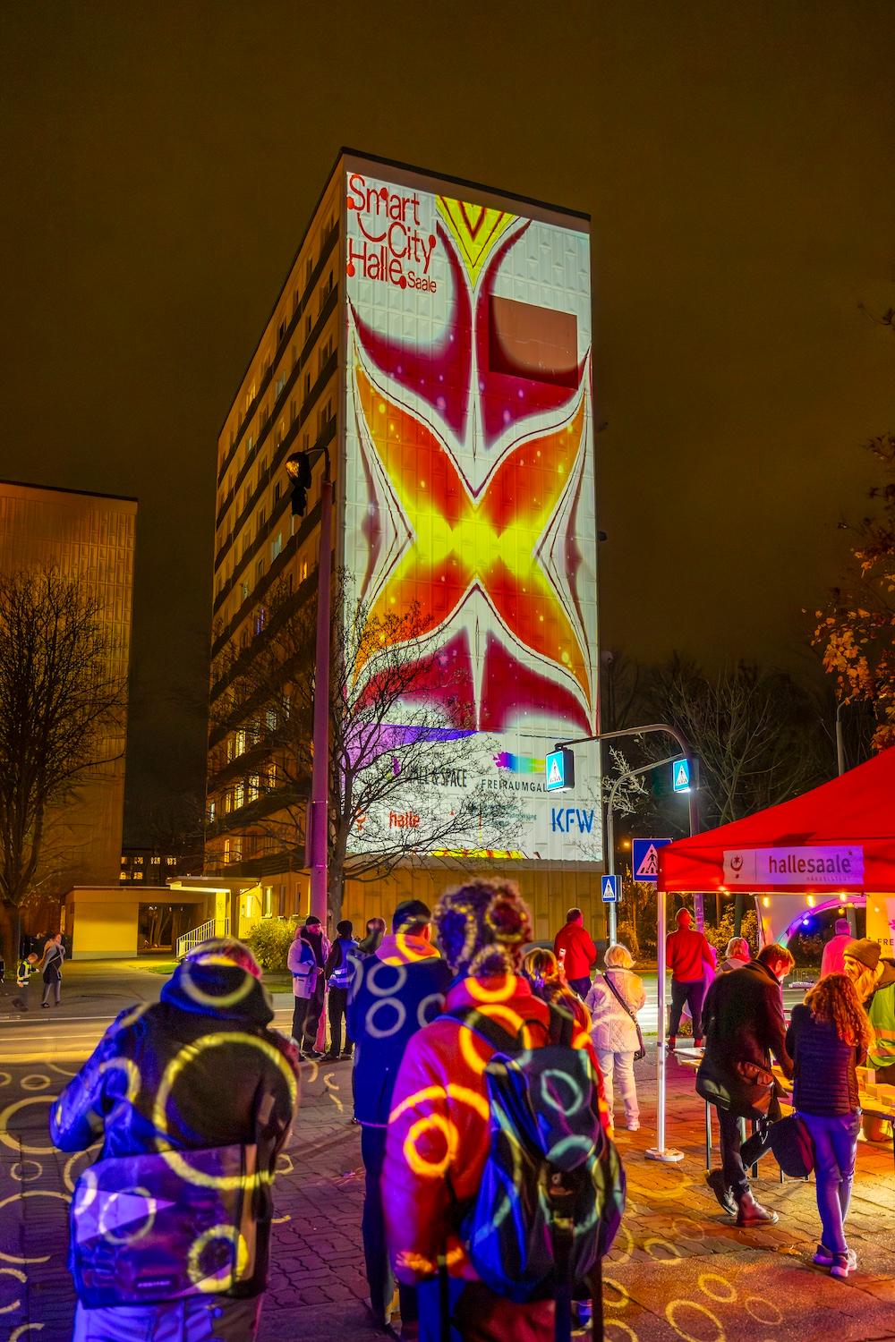 Blockparty in Halle-Neustadt mit illuminierten Flächen